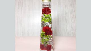 ミニコーンボトル [グリーン＆レッド] ～プレゼントに最適　癒しのお花～「ハーバリウムフラワー」