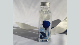 ハーフボトルスクエア[ローズ・ブルー] ～プレゼントに最適　癒しのお花～「ハーバリウムフラワー」